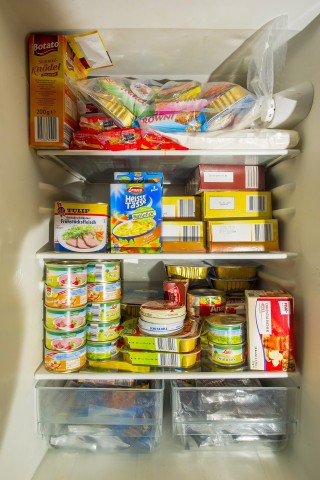 In einem luftdichten Kühlschrank lagert er zahlreiche Konserven und Fertigprodukte. Der Kühlschrank ist nicht eingeschaltet, es geht lediglich darum, die Lebensmittel vor dem Kellergeruch zu schützen.