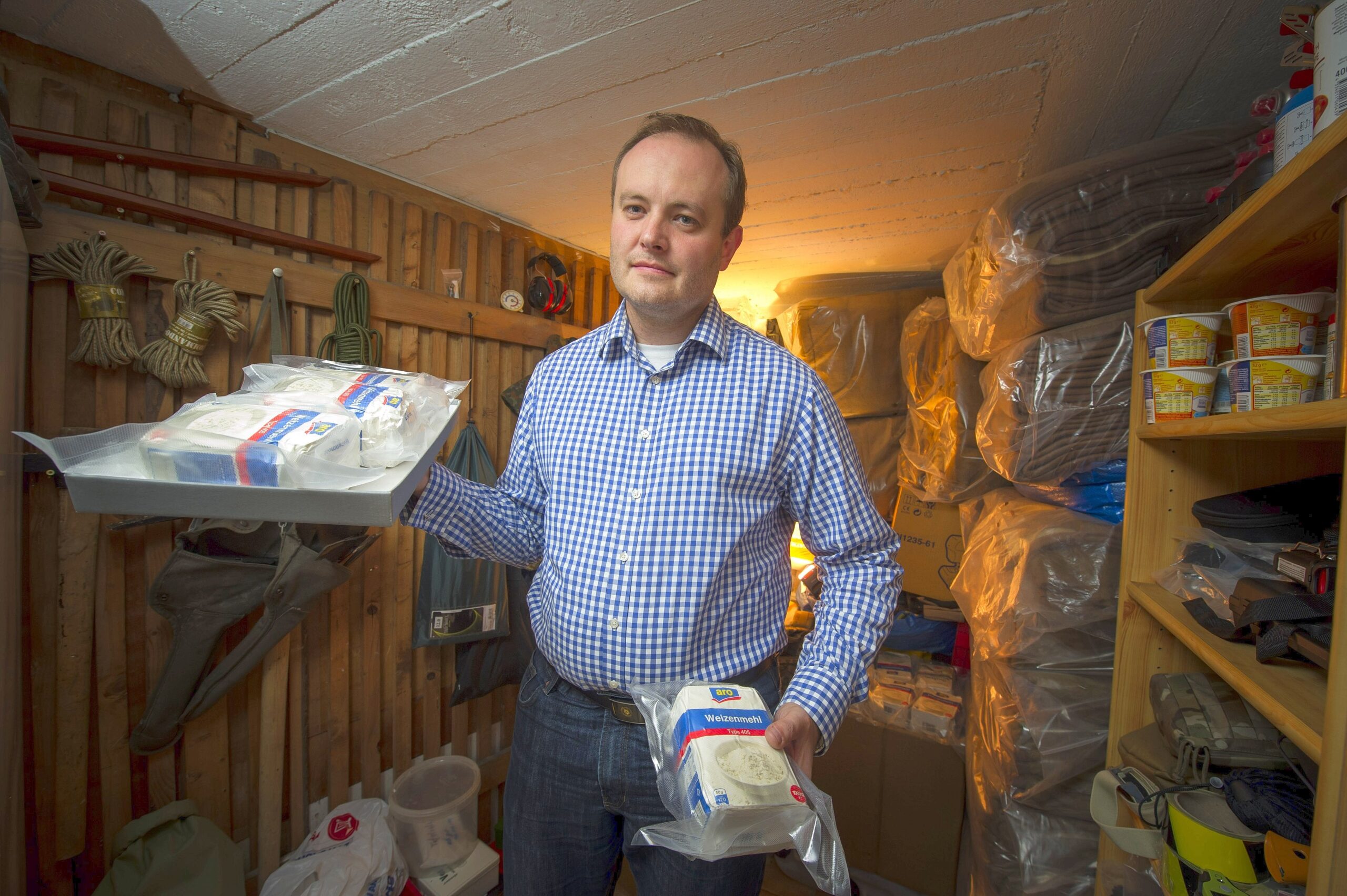 Bastian Blum aus Krefeld ist ein Prepper. (engl.: Preparation = Vorbereitung). Im Keller seines Hauses hat er Vorräte für den Katastrophenfall eingelagert. Neben Decken und Toilettenpapier bunkert er viele Lebensmittel.