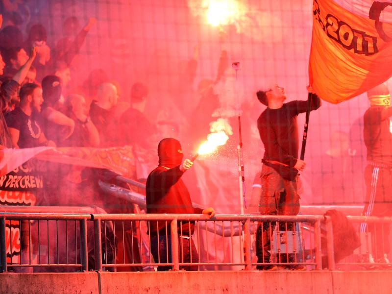 In der Halbzeitpause sorgten einige Fans für Ärger - als sie im RWE-Block Pyrotechnik zündeten.