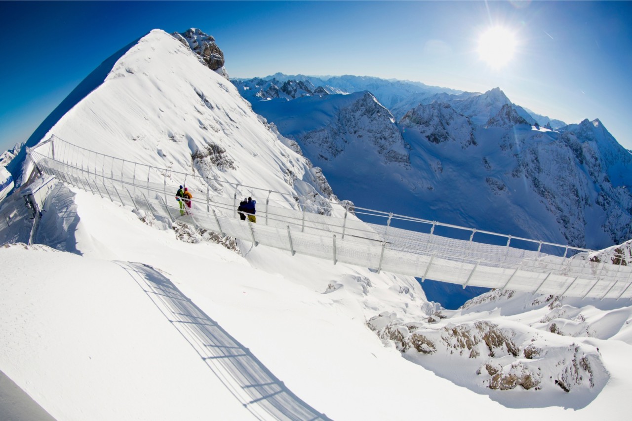 Gletscherlebnis pur: Auf dem über 3000 Meter hohen Titlis über die höchste Hängebrücke Europas gehen. 