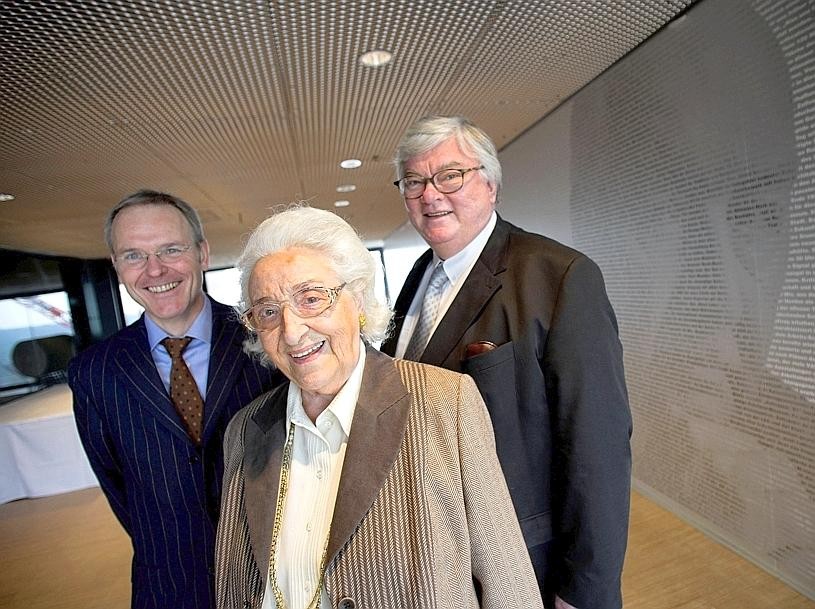 Anneliese Brost bei der Einweihung des Erich-Brost-Bildes in der Kohlenwäsche auf Zollverein  - zusammen mit Bodo Hombach (Geschäftsführer der WAZ-Mediengruppe ) und Ulrich Reitz (WAZ-Chefredakteur) Foto: Jakob Studnar