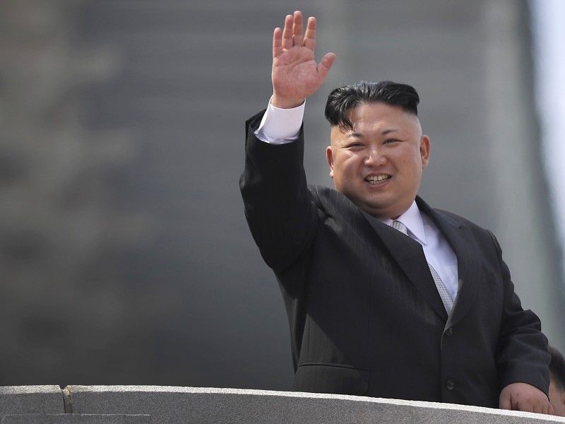 Nordkorea hat den 105. Geburtstag seines verstorbenen Staatsgründers Kim Il Sung mit einer großen Militärparade begangen. Kim Il Sung ist der Großvater des derzeitigen Staatsoberhaupts Kim Jong Un. Er schaute sich die Parade von einem Podium aus an.