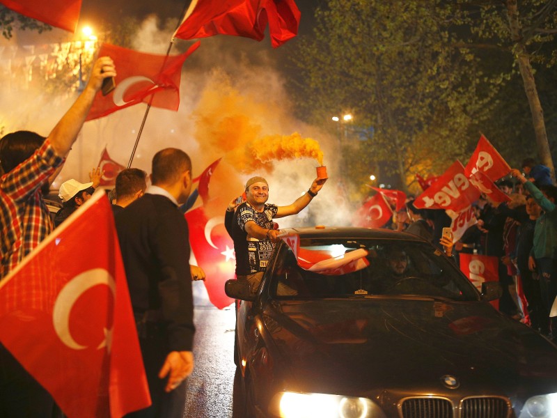Unterstützer des „Ja“-Lagers zeigten ihre Freude über das Wahlergebnis mit einem Autokorso in Istanbul.