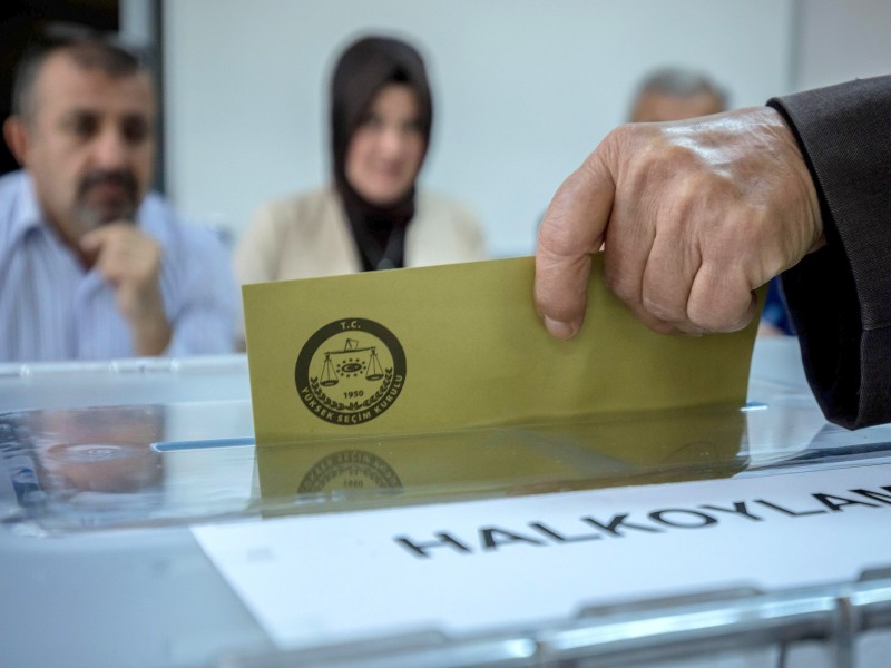 In Istanbul, Ankara und Izmir – den drei größten Städten des Landes – überwogen die „Nein“-Stimmen. Die türkische Opposition kritisierte Unregelmäßigkeiten bei der Abstimmung und kündigte Einspruch an.