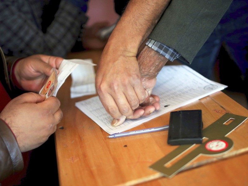Ein Wähler gibt in einem Wahllokal in Diyarbakir seinen Fingerabdruck. Die Millionenstadt wird überwiegend von Kurden bewohnt.