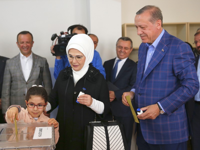 Gemeinsam mit seiner Frau Emine und im Beisein seiner Enkelin Mahinur nahm der türkische Präsident an der Abstimmung teil.