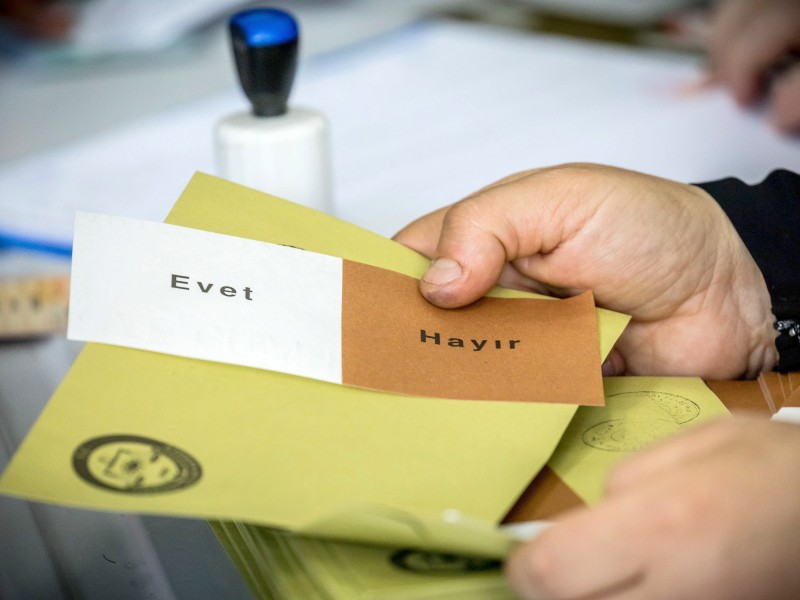 „Evet“ (Ja) oder „Hayir“ (Nein) – Darüber haben die Türken per Wahlzettel abgestimmt.