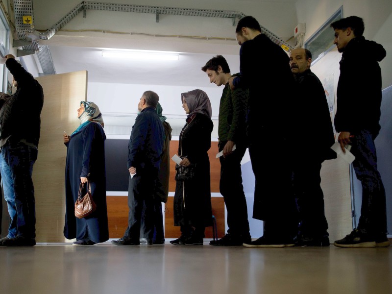 Seit Sonntagmorgen waren die Wahllokale geöffnet. Etwa 55,3 Millionen Wahlberechtigte waren zur Stimmabgabe aufgerufen. Im Ausland waren zusätzlich 2,9 Millionen Türken zur Wahl zugelassen.