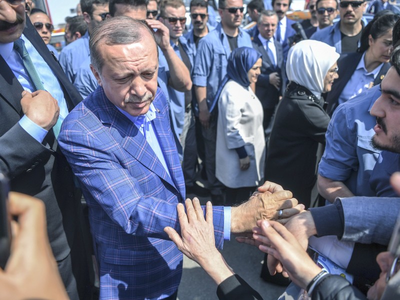 Nach der Stimmabgabe wurde Präsident Erdogan von seinen Anhängern freudig in Empfang genommen.