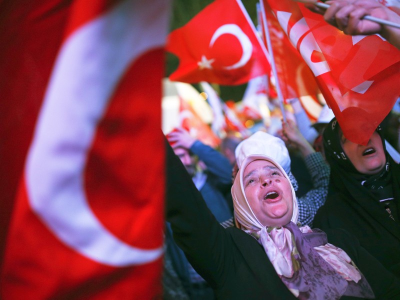 Erdogan sagte vor begeisterten Anhängern in Istanbul, seine „erste Aufgabe“ werde sein, die Wiedereinführung der Todesstrafe auf die Tagesordnung zu setzen.