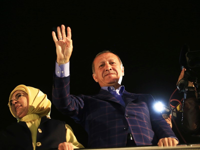 Staatschef Erdogan ließ sich von seinen Anhängern feiern. Das Volk habe eine „historische Entscheidung“ getroffen und der Verfassungsänderung zugestimmt, sagte Erdogan am Sonntagabend in Istanbul.