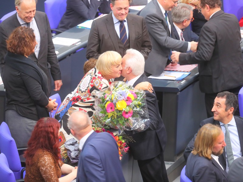 Auch Claudia Roth (Grüne) wurde zur Bundestagsvizepräsidentin gewählt. Amzskollege Kubicki (FDP) gratulierte mit einem Blumenstrauß.