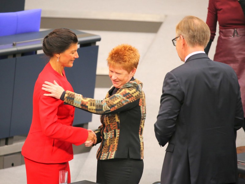 Die Linke-Fraktionsvorsitzende Sahra Wagenknecht (li.) durfte ihrer Parteikollegin Petra Pau zu ihrer Wahl zur Bundestagsvizepräsidentin gratulieren.