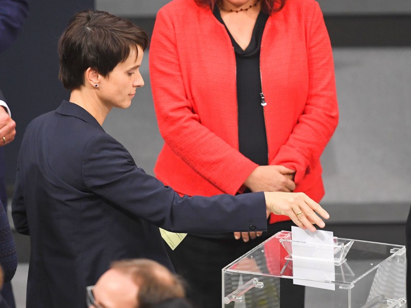 Die fraktionslose Abgeordnete Frauke Petry gibt ihre Stimme bei der Wahl des Bundestagspräsidenten ab.