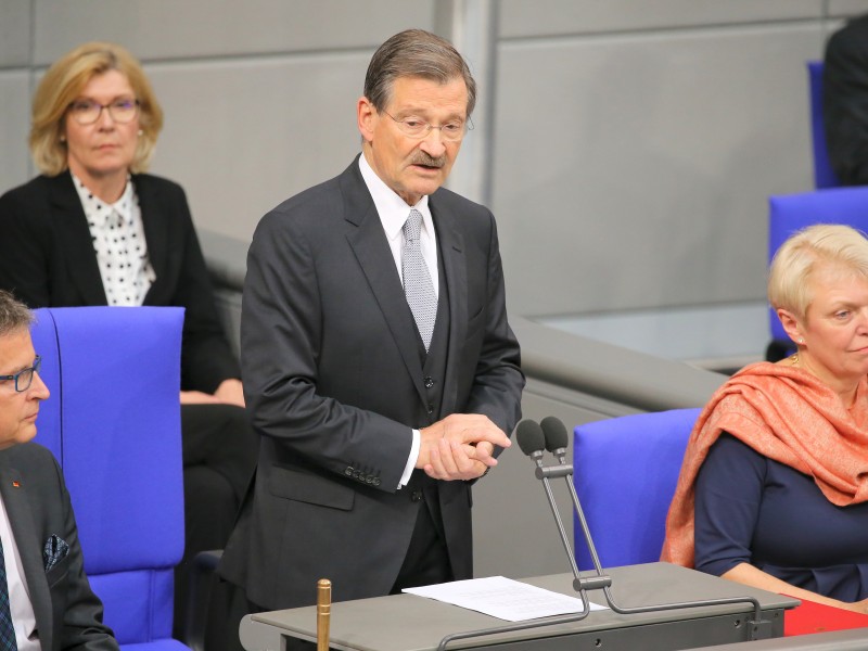 Der FDP-Abgeordnete Hermann Otto Solms eröffnete die konstituierende Sitzung als Alterpräsident.
