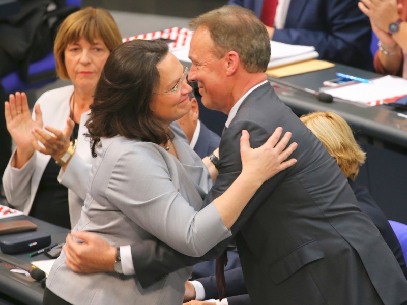 Umarmungen gab es auch für Thomas Oppermann: Der Sozialdemokrat wurde nach der Wahl zum Bundestagsvizepräsidenten unter anderem von der SPD-Fraktionsvorsitzenden Andrea Nahles geherzt.