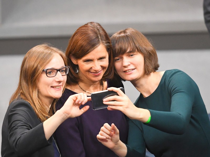 Selfie mit der Fraktionsvorsitzenden: Die Grünen-Abgeordneten Lisa Badum (li.) und Claudia Müller (re.) lächeln fürs Foto mit Katrin Göring-Eckardt.