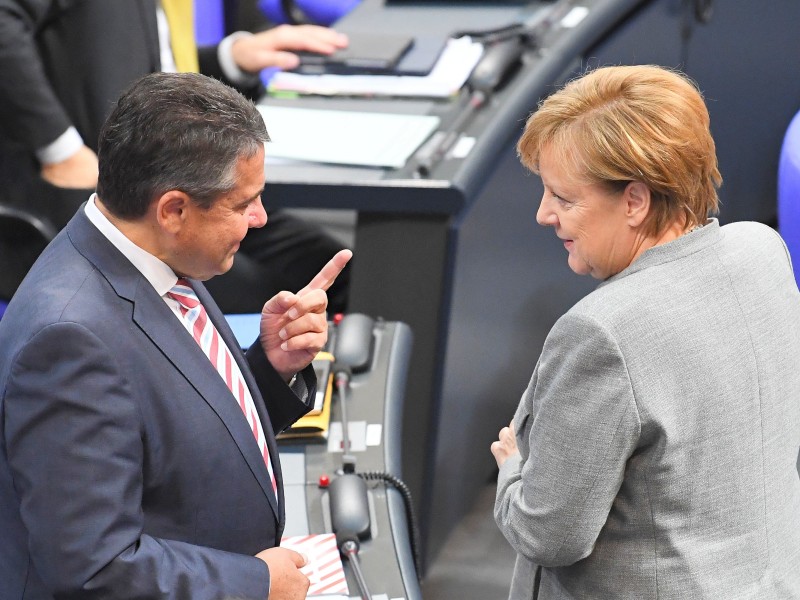 Kanzerlin und ihr (Noch-)Vize: Angela Merkel (CDU) im Austausch mit Sigmar Gabriel (SPD).