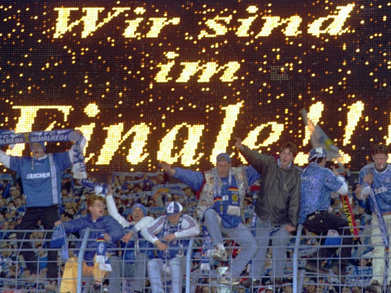 Die Nordkurve traute ihren Augen kaum. Die Schalker Malocher-Truppe kämpfte sich 1997 tatsächlich bis ins Finale.