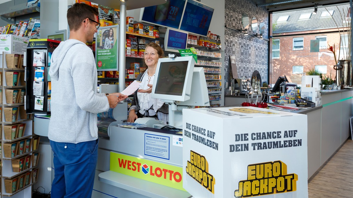 Eine WestLotto-Annahmestelle im Kreis Lippe war in der letzten Woche der Ort eines Millionen-Gewinns: Per Quicktipp (Zufallsgenerator) hat ein Spielteilnehmer aus Ostwestfalen bei der Lotterie Eurojackpot mehr als 1,6 Millionen Euro gewonnen.
