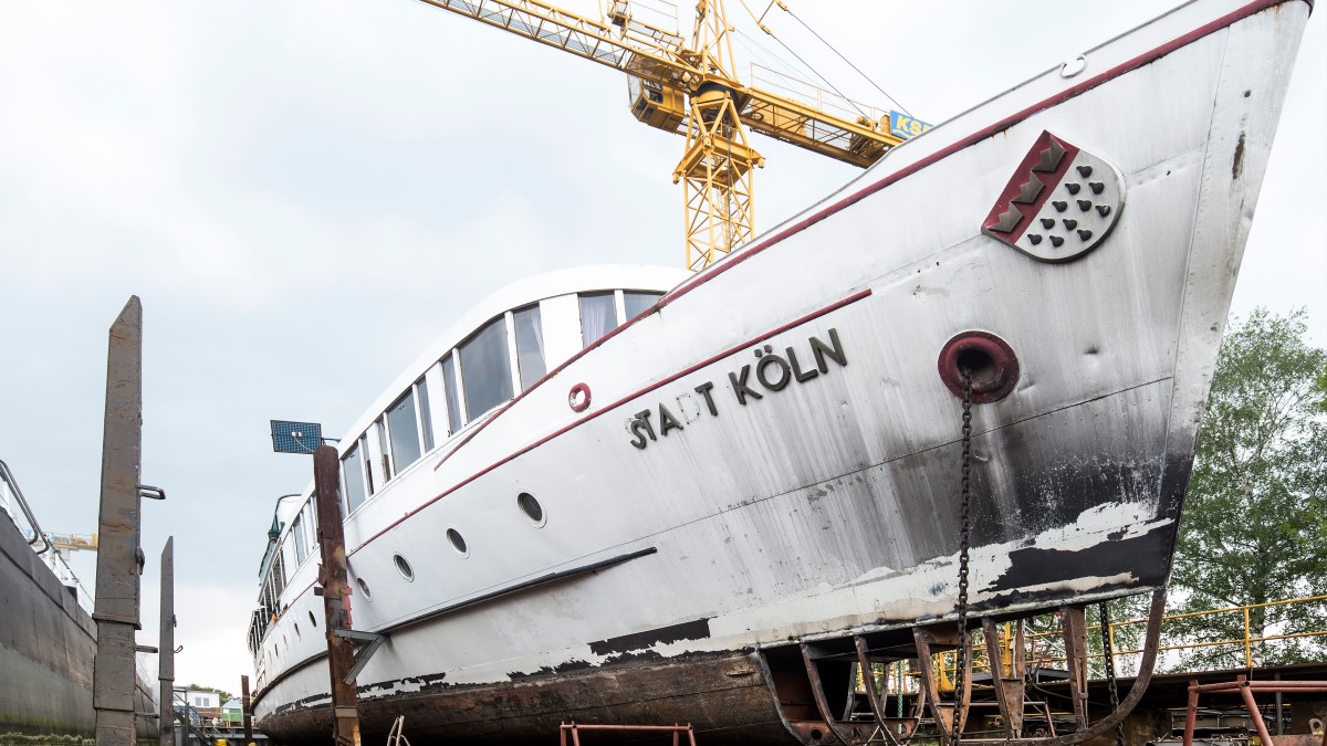 Seit Anfang des Jahres hat das historische Ratsschiff "M/S Stadt Köln" seinen Platz in der Schiffswerft Deutz und soll dort wieder flott gemacht werden. 