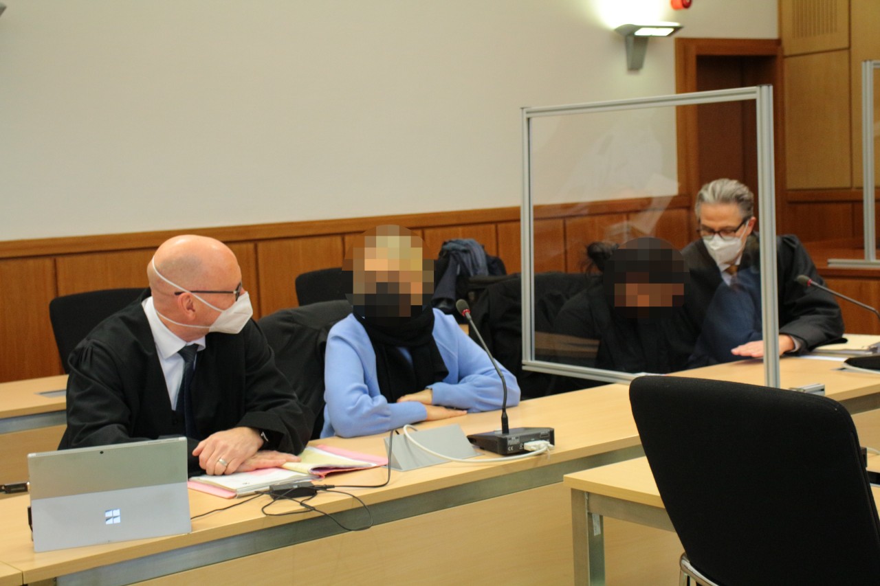 Gevelsberg/NRW: Polizistin Nadine A. musste sich mit ihrer Kollegin Patricia B. nach einer Schießerei vor Gericht verantworten.