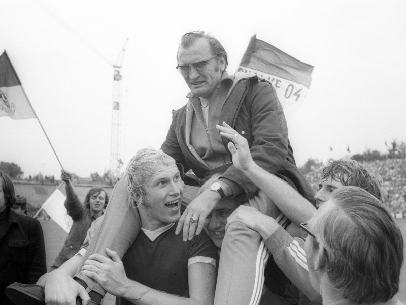 Platz 2 - 1460 Tage: Legenden unter sich: Rolf Rüssmann trägt Trainer Ivica Horvat auf den Schultern. Zuvor haben die Knappen erstmal den DFB-Pokal nach Ende des Zweiten Weltkriegs gewonnen.  