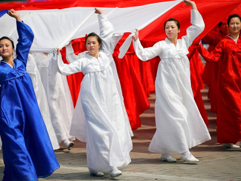 Teilnehmer der Parade in den Farben der nordkoreanischen Flagge.