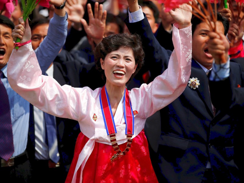 Am Rand der Parade feierten Nordkoreaner ihr Militär.