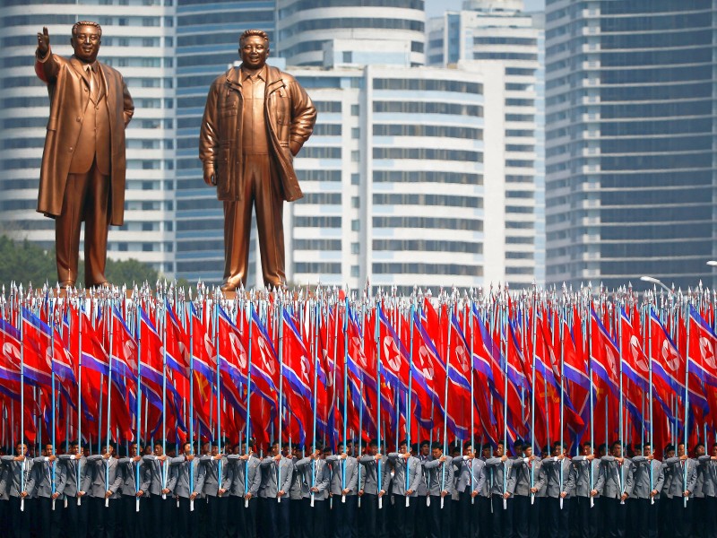 Überlebensgroße Figuren von Kim Il Sung (l.) und seinem Sohn Kim Jong Il (r.) stehen in der Hauptstadt. 
