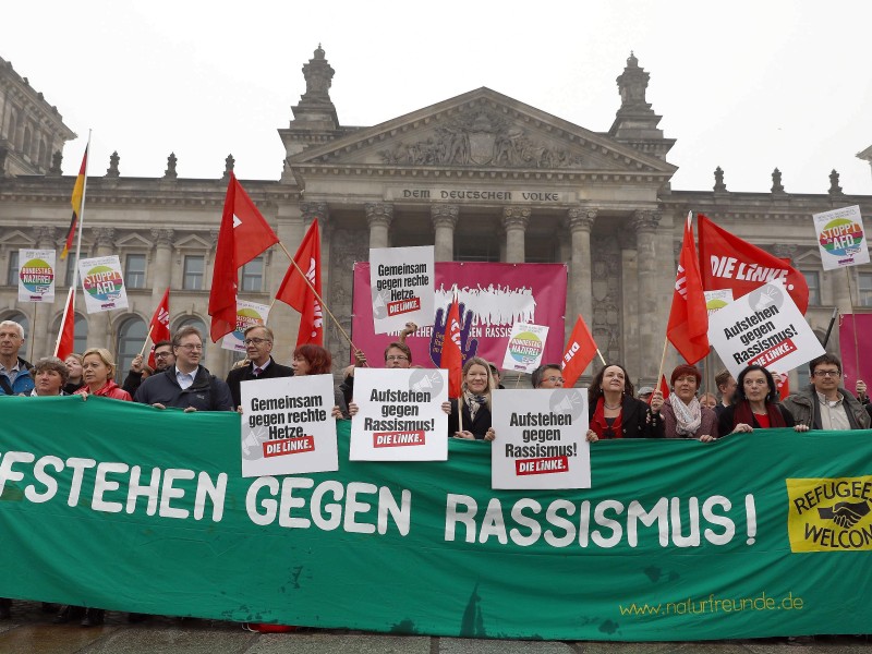 Vor dem Reichstag demonstrierten auch am Dienstag wieder Menschen gegen Hass und Rassismus im Parlament. Am Sonntag waren an gleicher Stelle mehr als 12.000 Menschen zu einem Protestzug gegen die AfD zusammengekommen.