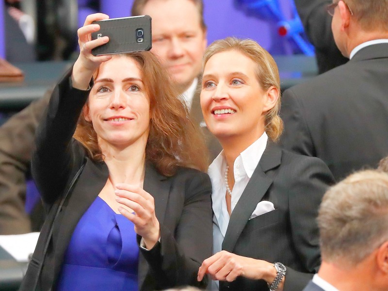 Die AfD-Spitzenkandidatin Alice Weidel (r.) posiert für ein Selfie mit der AfD-Abgeordneten Mariana Iris Harder-Kühnel.
