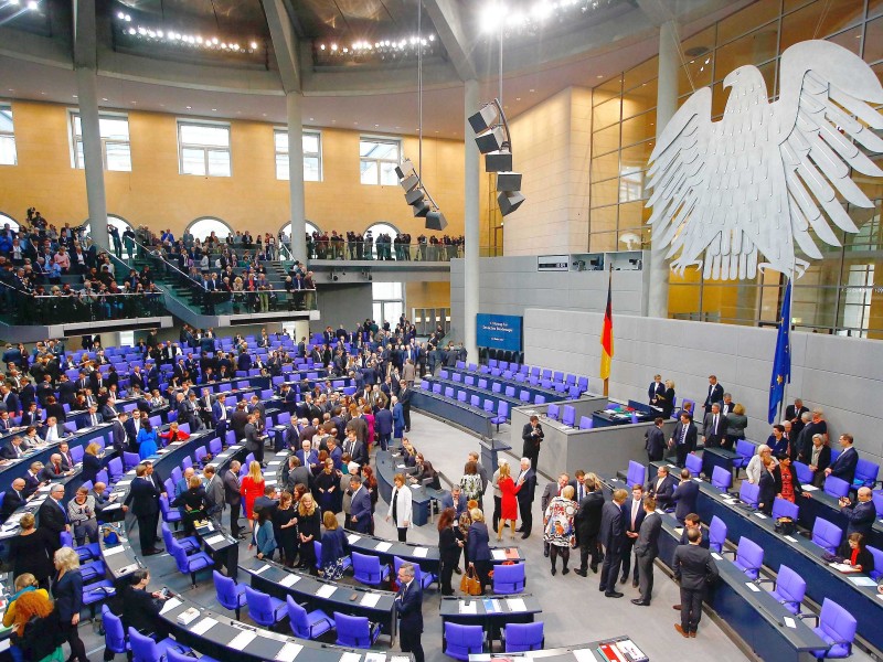 Am Dienstag ist der Bundestag in die 19. Legislaturperiode gestartet. Unter besonderer Beobachtung standen dabei die Abgeordneten der AfD. Am Vormittag versammelten sich die Abgeordneten zum ersten Mal im Plenarsaal des Reichstags in Berlin.
