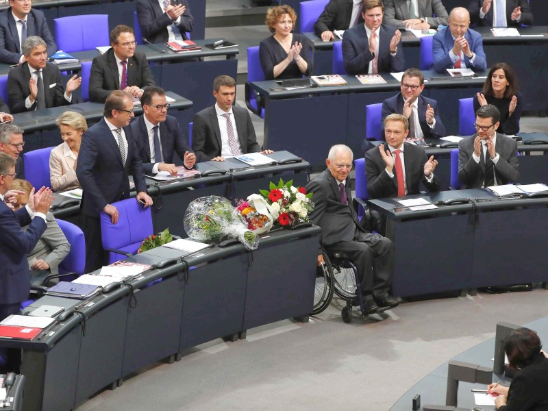 Applaus für Wolfgang Schäuble: Der langjährige Finanzminister wurde gerade eben zum neuen Bundestagspräsidenten gewählt.