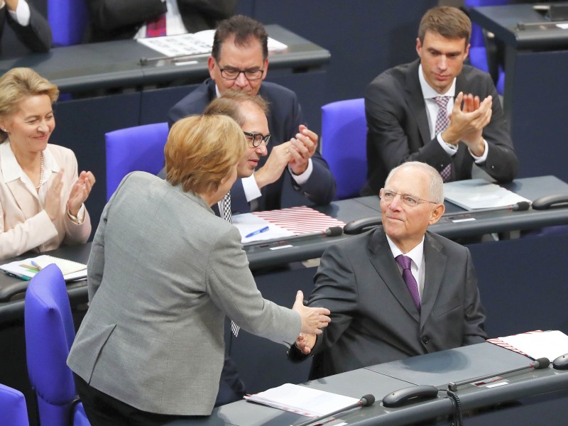 Kanzlerin Merkel gratuliert Wolfgang Schäuble zu seinem neuen Amt.