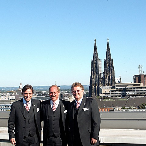 Rüdiger Höffken (r.) sonnte sich gerne in prominenter Gesellschaft wie hier vor dem Kölner Dom.