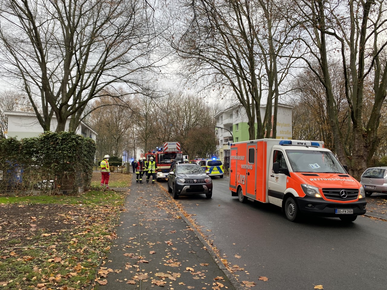 Wohnungsbrand in Dortmund: Feuerwehr zieht leblosen Mann aus seiner Wohnung. 