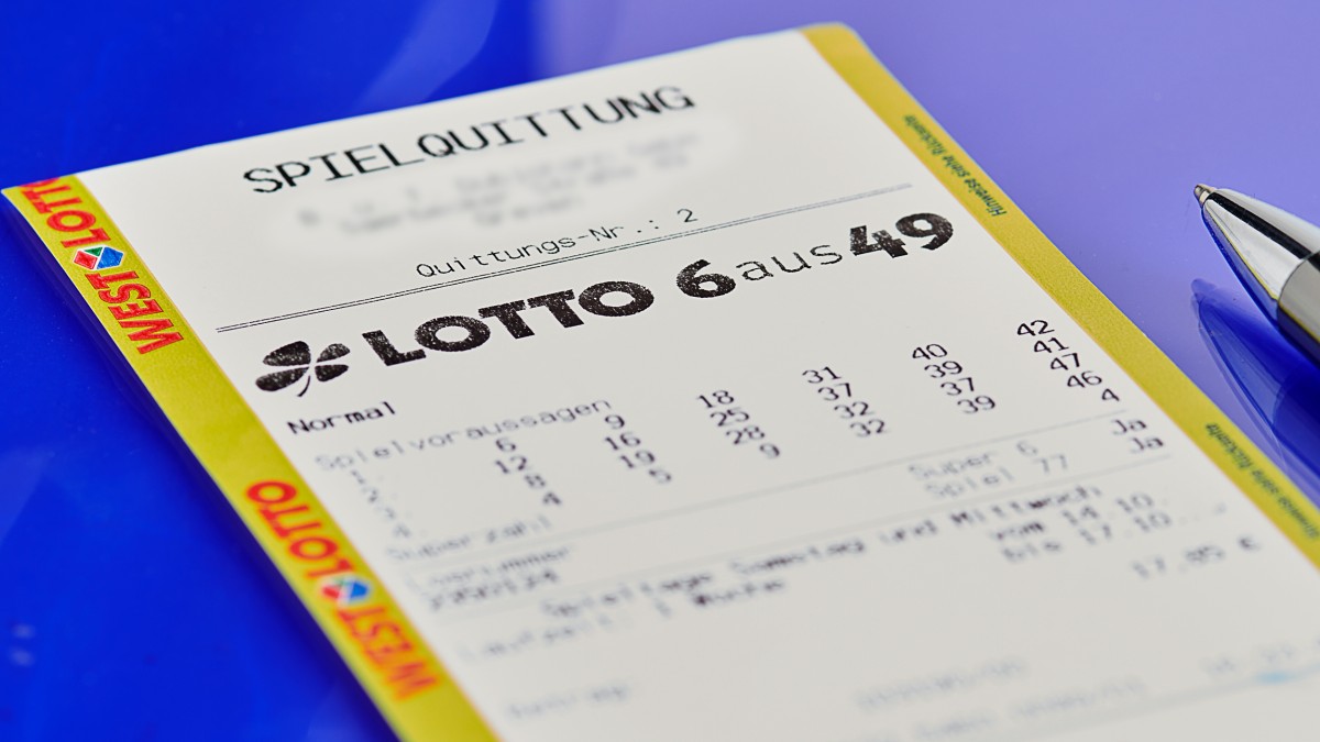 Schöne Bescherung kurz vor Weihnachten: Ein Internet-Tipper aus dem Raum Bochum gewinnt mit sechs Richtigen bei LOTTO 6aus49 rund 1,6 Millionen Euro. Schöne Bescherung kurz vor Weihnachten: Ein Internet-Tipper aus dem Raum Bochum gewinnt mit sechs Richtigen bei LOTTO 6aus49 rund 1,6 Millionen Euro.