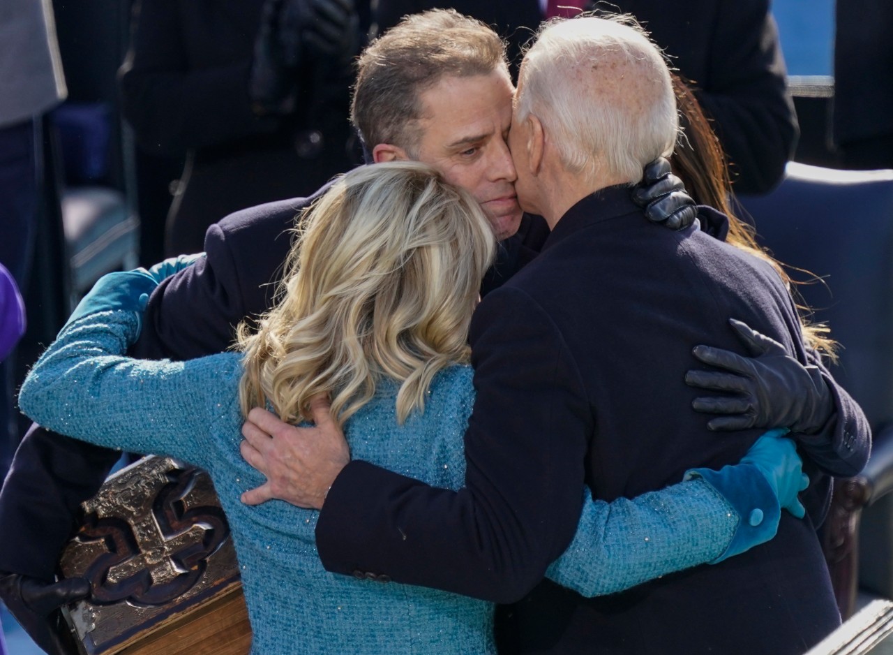 Hunter Biden umarmt seinen Vater bei dessen Vereidigung als US-Präsident. Im Arm hält er die Familienbibel.