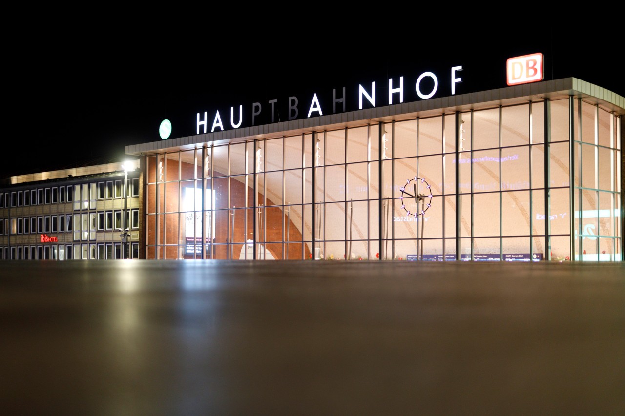Der Kölner Hauptbahnhof bei Nacht. 