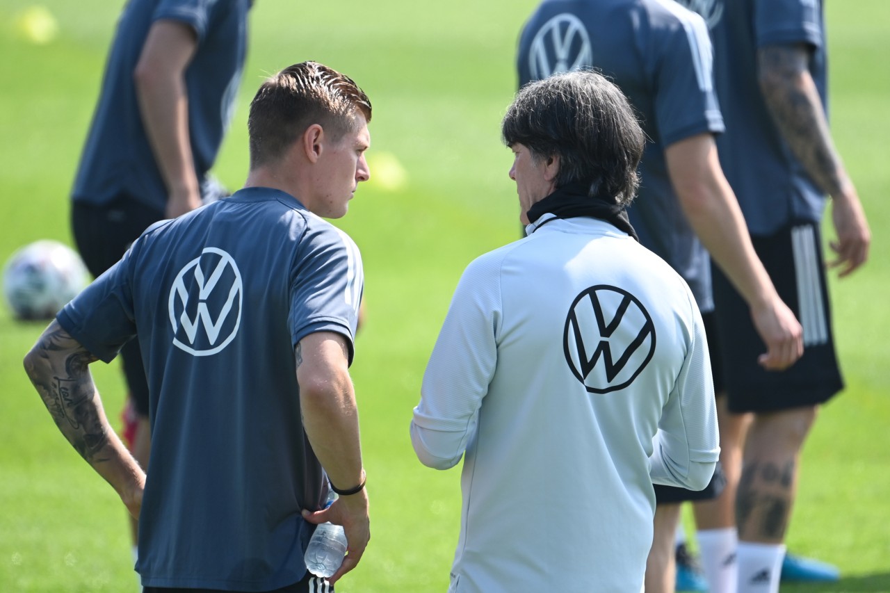Toni Kroos und Bundestrainer Jogi Löw. 