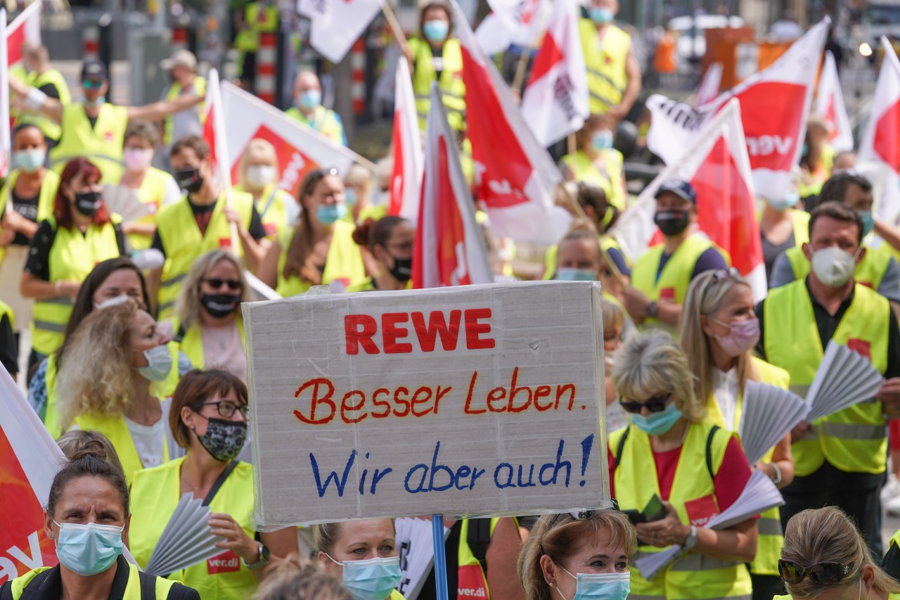 Rewe, Edeka und Co. in NRW werden demnächst wieder bestreikt. Im Juli streikten die Verdi bereits in Berlin und Brandenburg.