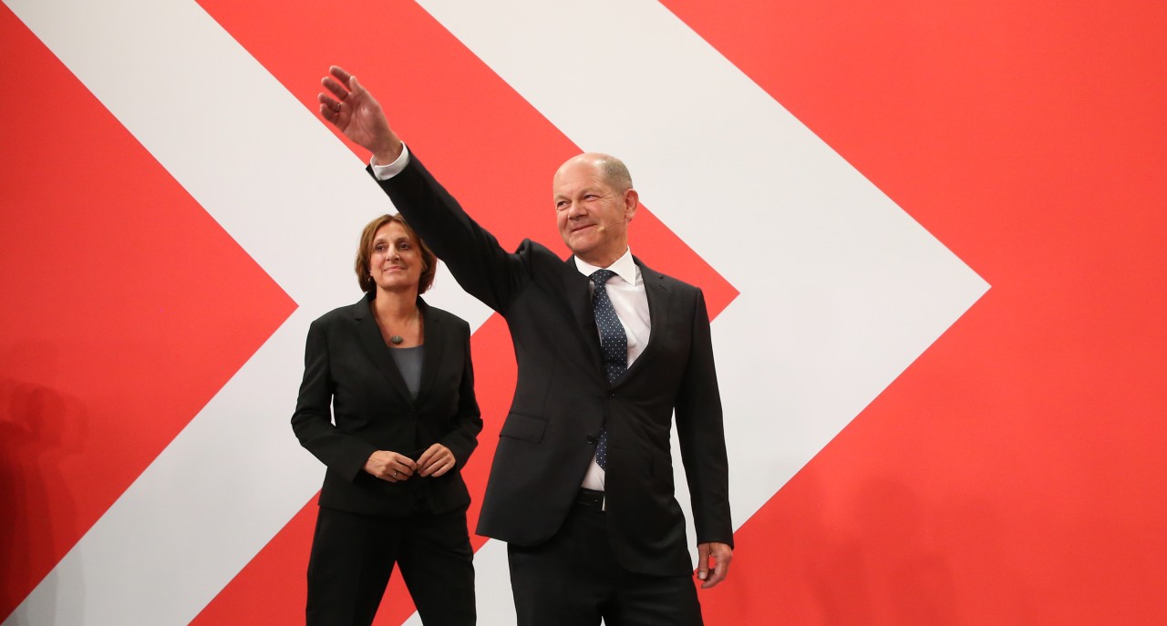 Britta Ernst neben Olaf Scholz am Wahlabend. 