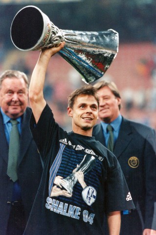 Kapitän Olaf Thon hatte die Ehre, den Pokal vom damaligen Uefa-Präsidenten Lennart Johansson entgegen zu nehmen.
