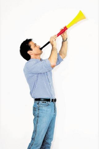 Macht dicke Backen: Frank Urbas mit der Vuvuzela.