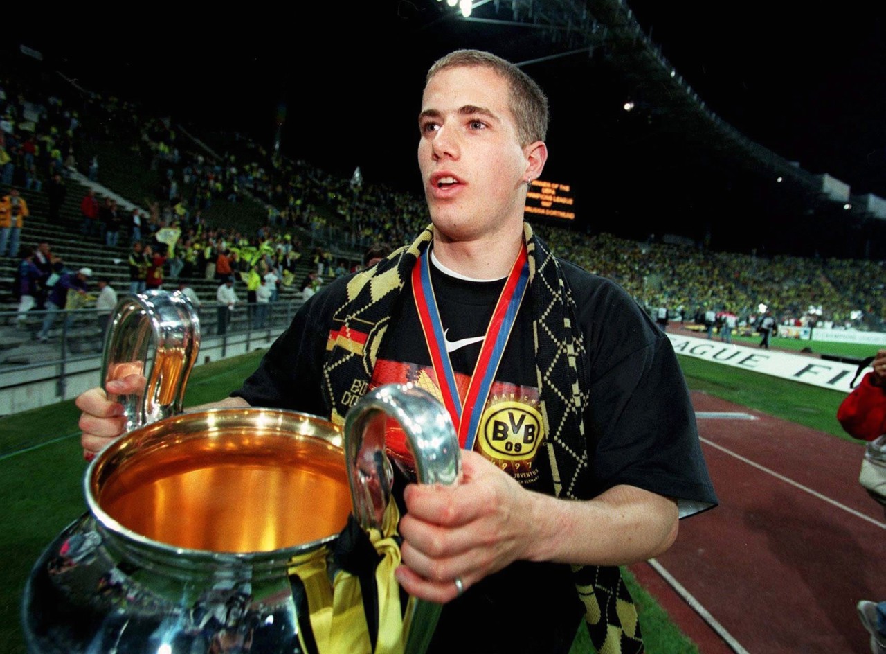Er weiß, wie es sich anfühlt: der 20-jährige Lars Ricken 1997 mit der Champions League-Trophäe. (Foto: Getty)