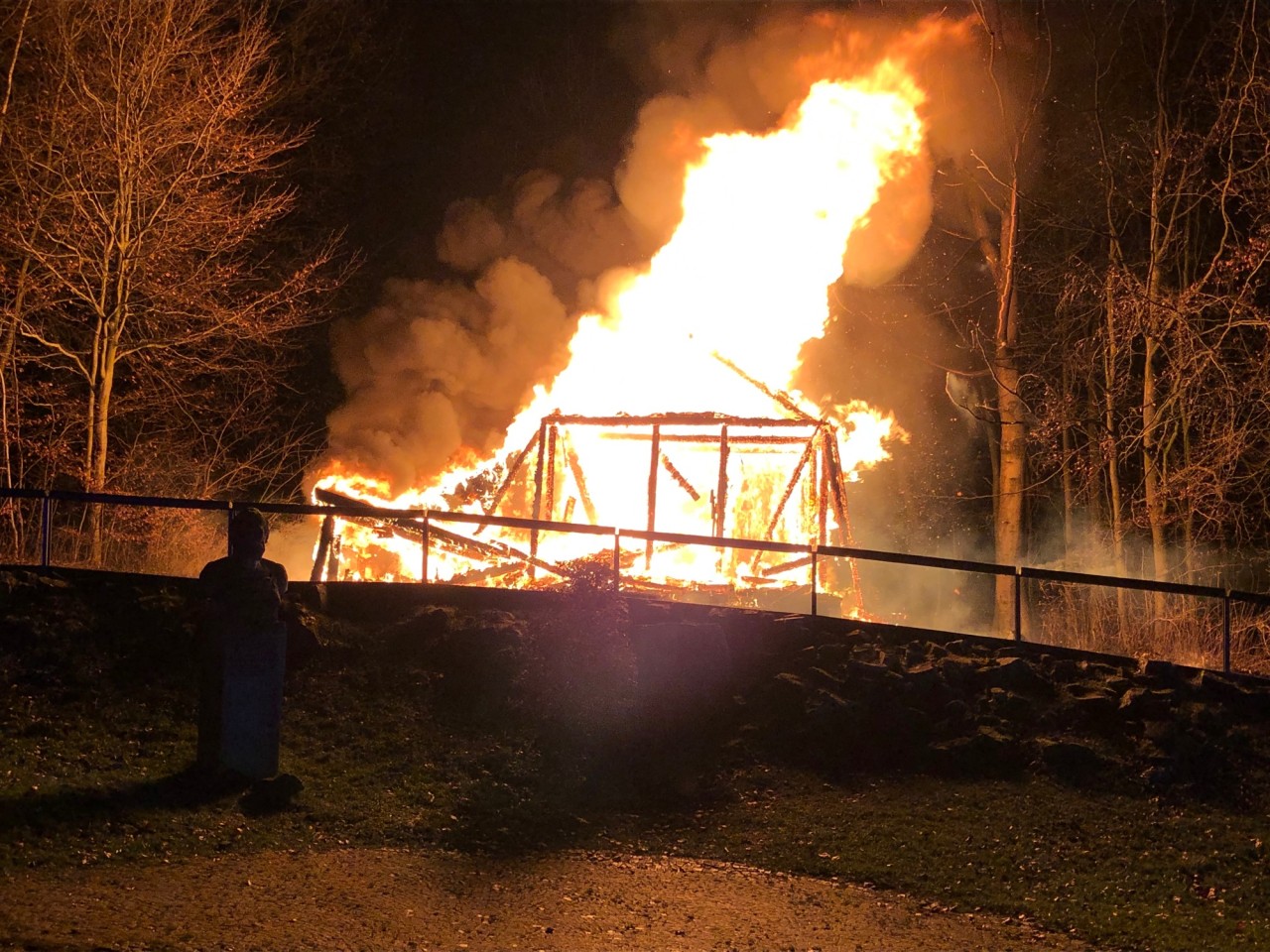 NRW: Die historisch Hütte brannte lichterloh.