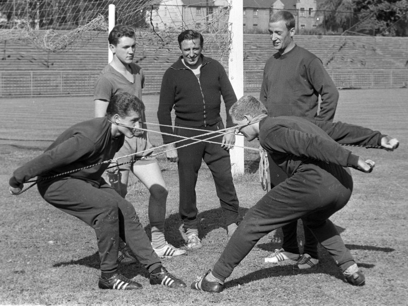 Platz 3 - 1160 Tage: Ungewöhnliche Trainingsmethoden, die Übungsleiter Fritz Langner (mitte) 1964 ausführen lässt. Wirklich geholfen hat es wohl nicht: Die Schalker landen auf Rang 8 in der neu gegründeten Bundesliga.