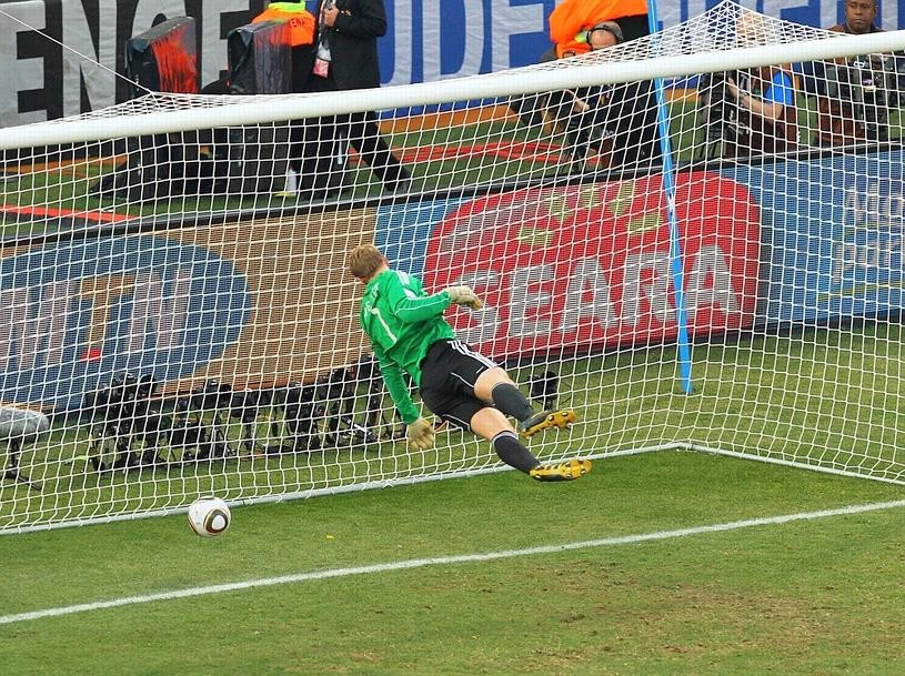 Sicherlich eine Szene des Spiels. Der Ball war hinter der Torlinie. Das wär das 2:2 gewesen.