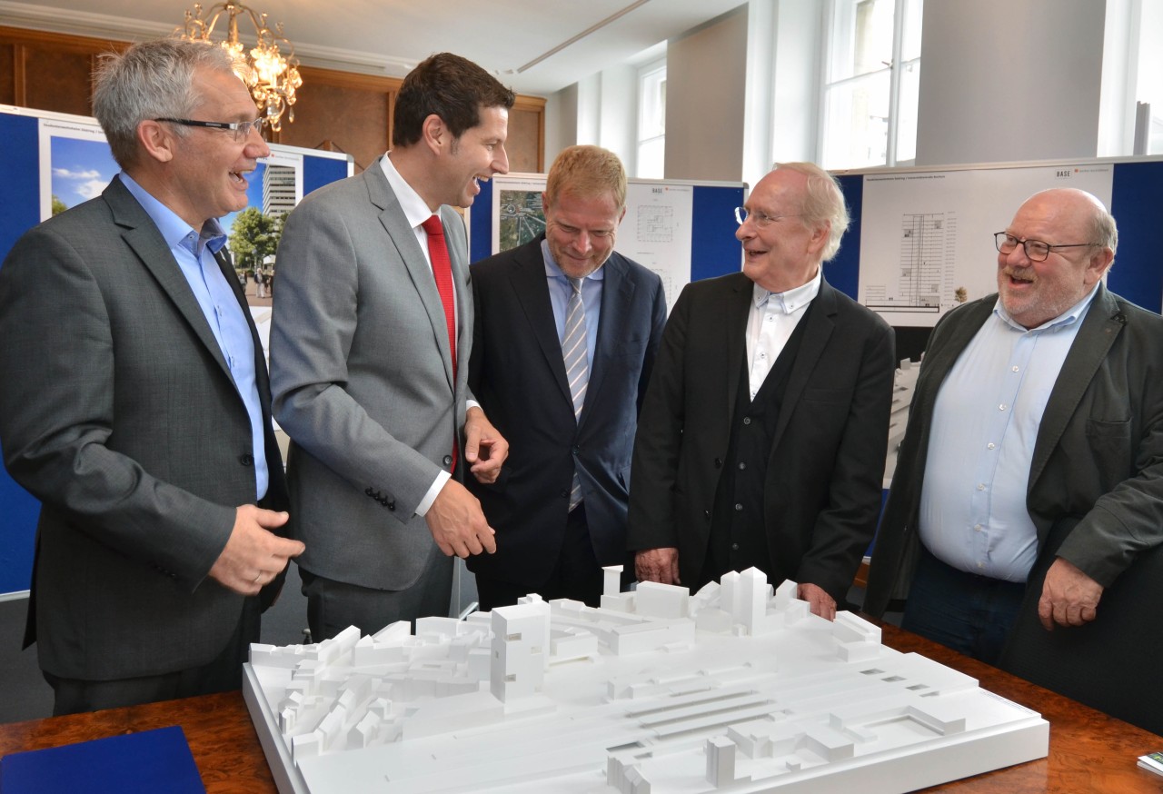 Oberbürgermeister Thomas Eiskirch (2 v. l), Dr. Andreas Junius (Geschäftsführer BaseCamp GmbH), Prof. Eckhard Gerber (Architekt) und  Ralf Meyer (l.) und Prof. Rolf Heyer (r., Geschäftsführer der Bochum Wirtschaftsentwicklung) haben die Pläne im Rathaus der Stadt Bochum vorgestellt.